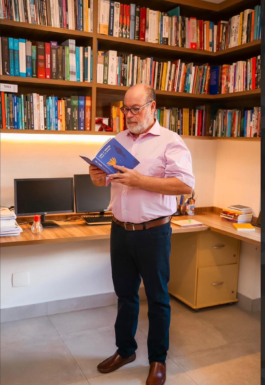 Psicólogo Fábio Sigaud Furquim em seu consultório de psicologia em Águas Claras, Brasília